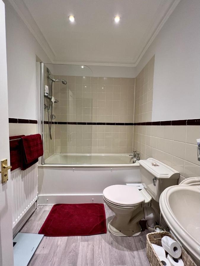 Stylish One-Bedroom Rental With Private Patio In Zone 2 ลอนดอน ภายนอก รูปภาพ